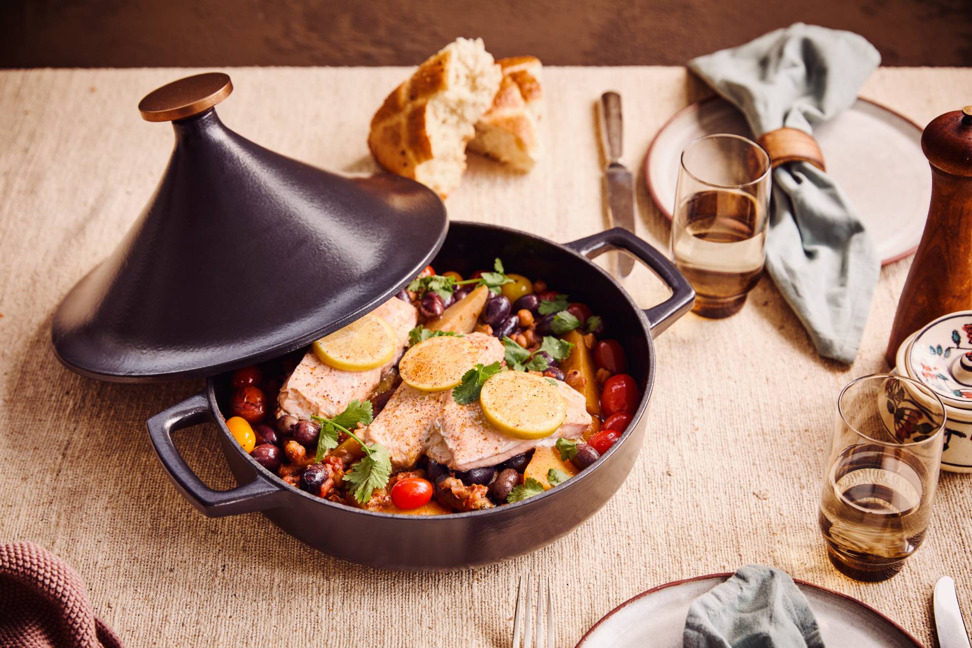 Tajine met zalm en olijven