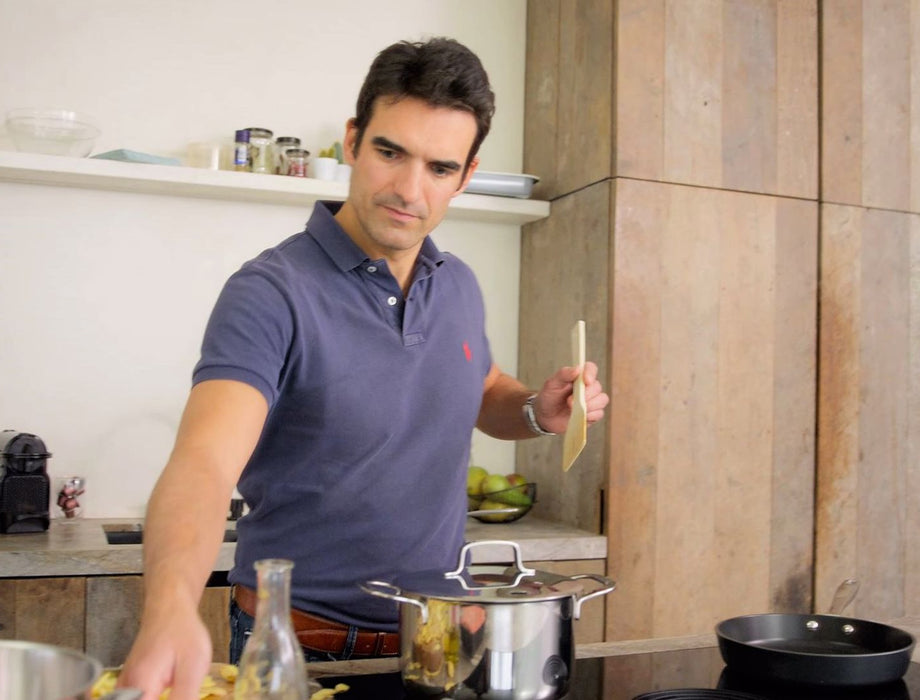 Der unerfahrene Koch Luca entscheidet sich für ein einfaches Gericht