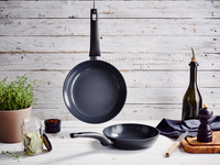 Kuro non-stick frying pan