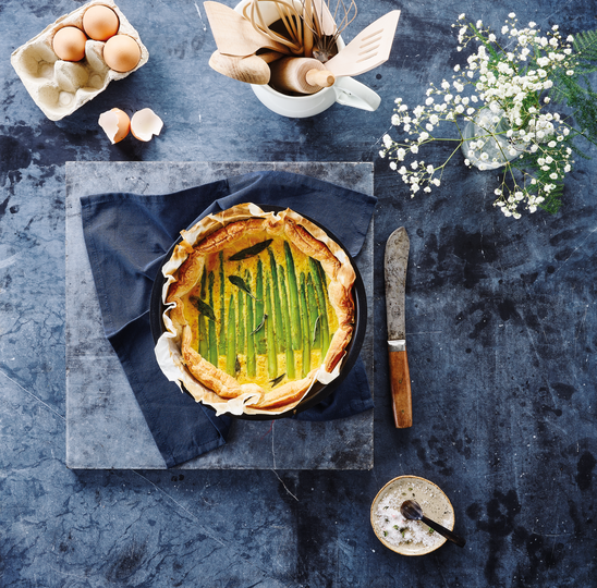 Non-stick baking tin