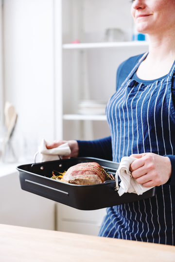 Oven roaster with non-stick rack