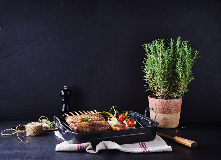 Oven roaster with non-stick rack