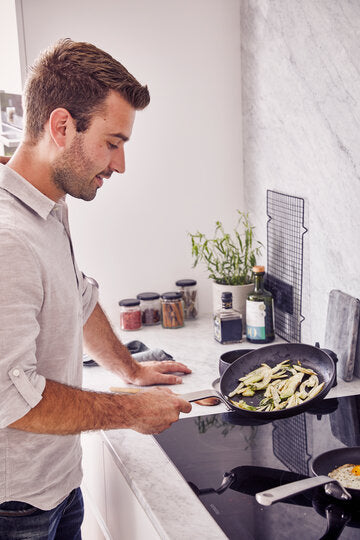 Stark frying pan with helper handle