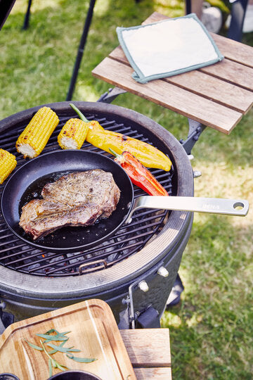 Stark frying pan with helper handle