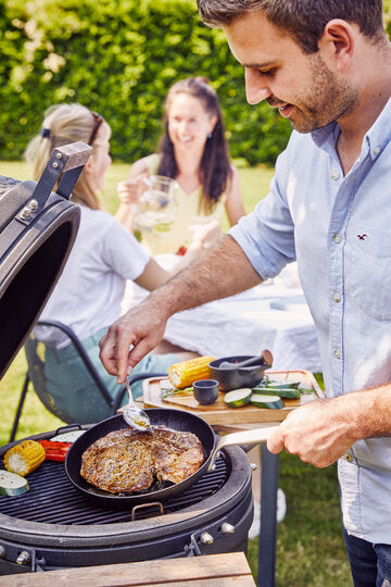 Stark frying pan with helper handle