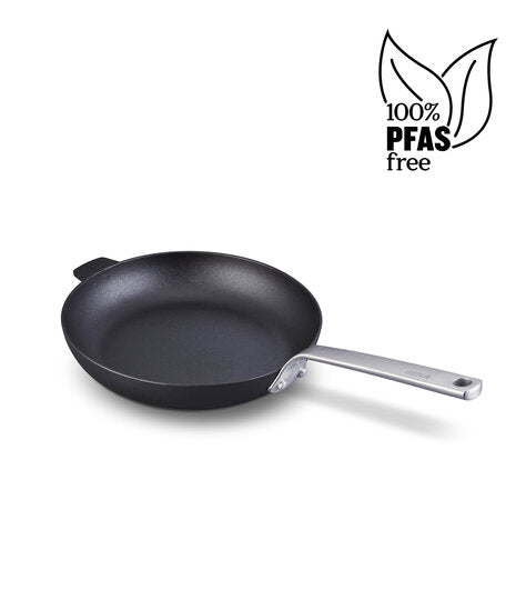 Stark frying pan with helper handle